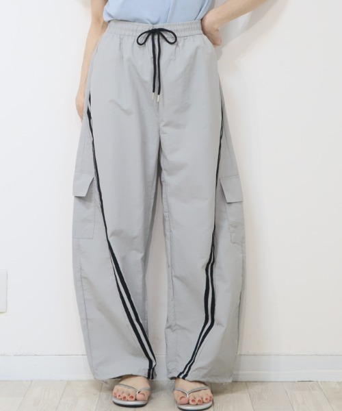 DISKEEN SURE(ディスキーンシュアー)の「トレンド感抜群【絶妙脚長見えラインデザイン】2WAY カーブパンツ バレルレッグパンツ シャカパン(その他パンツ・レディース・オフホワイト/ブラック/グレー/ネイビー・フリー)」の1枚目の写真