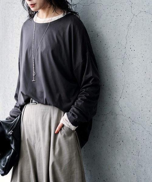antiqua(アンティカ)の「接触冷感 とろみ素材 ロンT(Tシャツ/カットソー・レディース・ダークグレー/カーキ/ブラック/グレイッシュベージュ/ホワイト系その他・XL/M/L)」の17枚目の写真