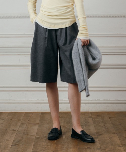 CREDONA（クレドナ）の「DESIGN BERMUDA SHORTS/デザインバミューダショーツ（その他パンツ・レディース・グレー/ブラウン・1/0）」の2枚目の写真