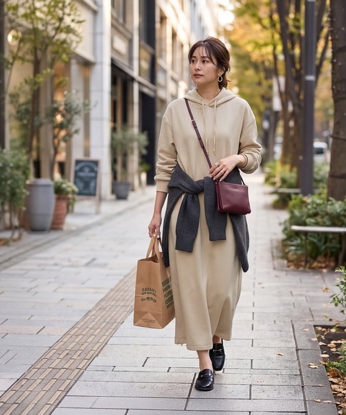 STYLE DELI（スタイルデリ）の「【DELI by】一枚で決まるフード付きマキシワンピース（ワンピース・レディース・ブラック/ベージュ/グレー・M）」の5枚目の写真