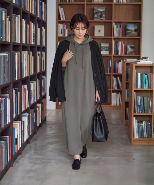 STYLE DELI（スタイルデリ）の「【DELI by】一枚で決まるフード付きマキシワンピース（ワンピース・レディース・ブラック/ベージュ/グレー・M）」の7枚目の写真