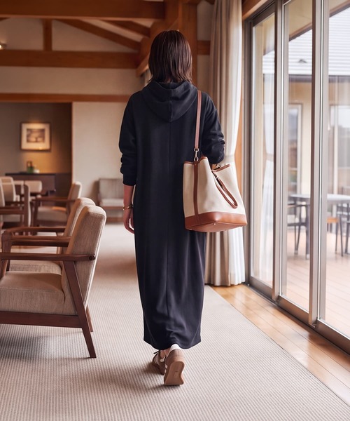 STYLE DELI（スタイルデリ）の「【DELI by】一枚で決まるフード付きマキシワンピース（ワンピース・レディース・ブラック/ベージュ/グレー・M）」の9枚目の写真