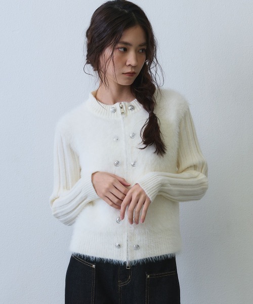 Clum（クルム）の「shaggy double button rib knit top / シャギーリブダブルボタンニットトップス（ニット/セーター・レディース・ブラック/アイボリー・FREE）」の2枚目の写真