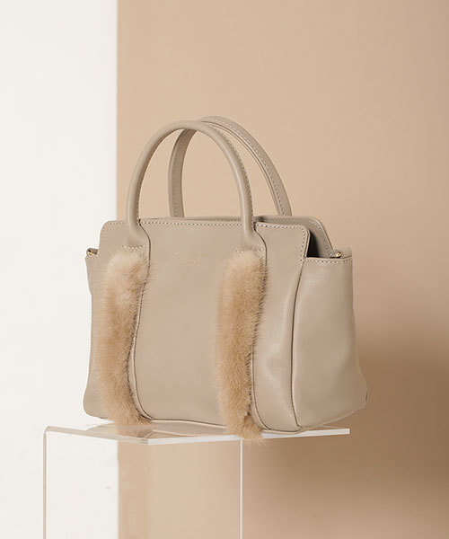 CHRISTIAN VILLA（クリスチャンヴィラ）の「【InRed　11月号掲載】【steady. 10月号掲載】 CHRISTIAN VILLA/ファー付２WAYショルダー（ショルダーバッグ・レディース・ベージュ/グレー系その他/グレー・FREE）」の3枚目の写真