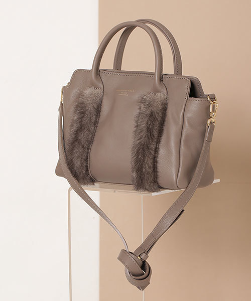 CHRISTIAN VILLA（クリスチャンヴィラ）の「【InRed　11月号掲載】【steady. 10月号掲載】 CHRISTIAN VILLA/ファー付２WAYショルダー（ショルダーバッグ・レディース・ベージュ/グレー系その他/グレー・FREE）」の2枚目の写真