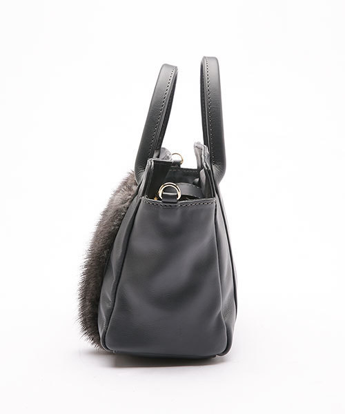 CHRISTIAN VILLA（クリスチャンヴィラ）の「【InRed　11月号掲載】【steady. 10月号掲載】 CHRISTIAN VILLA/ファー付２WAYショルダー（ショルダーバッグ・レディース・ベージュ/グレー系その他/グレー・FREE）」の6枚目の写真