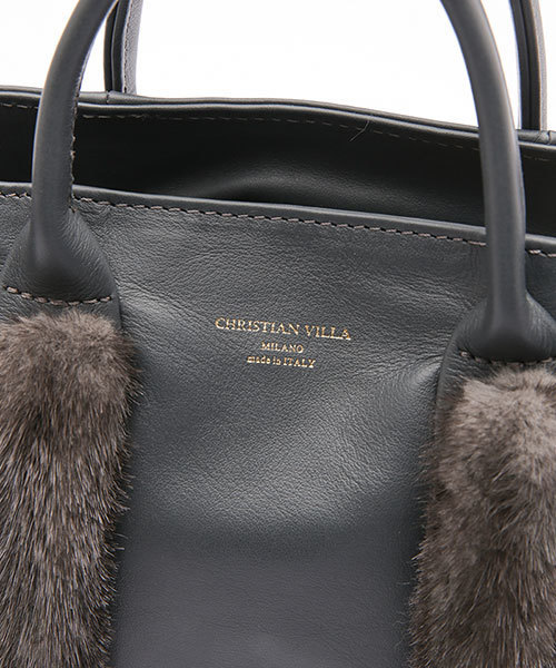 CHRISTIAN VILLA（クリスチャンヴィラ）の「【InRed　11月号掲載】【steady. 10月号掲載】 CHRISTIAN VILLA/ファー付２WAYショルダー（ショルダーバッグ・レディース・ベージュ/グレー系その他/グレー・FREE）」の8枚目の写真