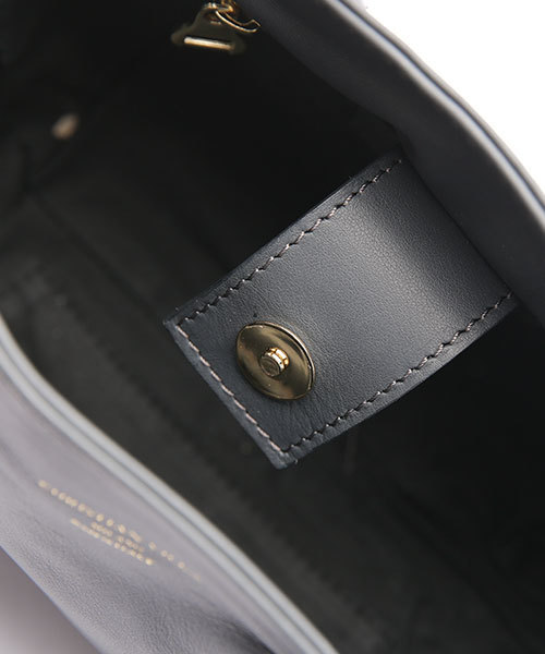 CHRISTIAN VILLA（クリスチャンヴィラ）の「【InRed　11月号掲載】【steady. 10月号掲載】 CHRISTIAN VILLA/ファー付２WAYショルダー（ショルダーバッグ・レディース・ベージュ/グレー系その他/グレー・FREE）」の12枚目の写真