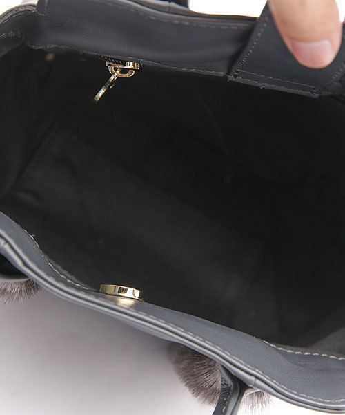 CHRISTIAN VILLA（クリスチャンヴィラ）の「【InRed　11月号掲載】【steady. 10月号掲載】 CHRISTIAN VILLA/ファー付２WAYショルダー（ショルダーバッグ・レディース・ベージュ/グレー系その他/グレー・FREE）」の13枚目の写真