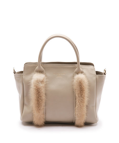 CHRISTIAN VILLA（クリスチャンヴィラ）の「【InRed　11月号掲載】【steady. 10月号掲載】 CHRISTIAN VILLA/ファー付２WAYショルダー（ショルダーバッグ・レディース・ベージュ/グレー系その他/グレー・FREE）」の9枚目の写真