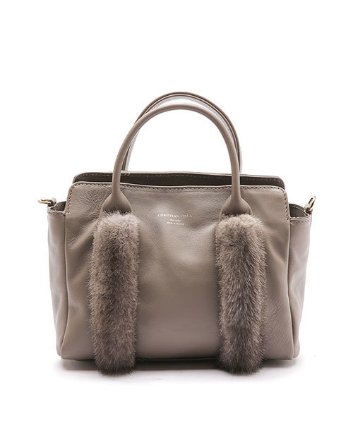 CHRISTIAN VILLA（クリスチャンヴィラ）の「【InRed　11月号掲載】【steady. 10月号掲載】 CHRISTIAN VILLA/ファー付２WAYショルダー（ショルダーバッグ・レディース・ベージュ/グレー系その他/グレー・FREE）」の10枚目の写真