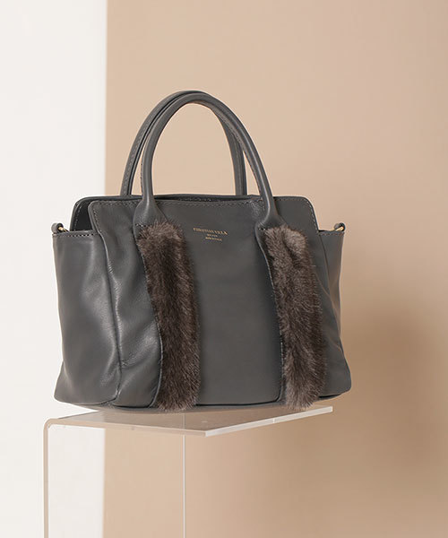 CHRISTIAN VILLA（クリスチャンヴィラ）の「【InRed　11月号掲載】【steady. 10月号掲載】 CHRISTIAN VILLA/ファー付２WAYショルダー（ショルダーバッグ・レディース・ベージュ/グレー系その他/グレー・FREE）」の17枚目の写真