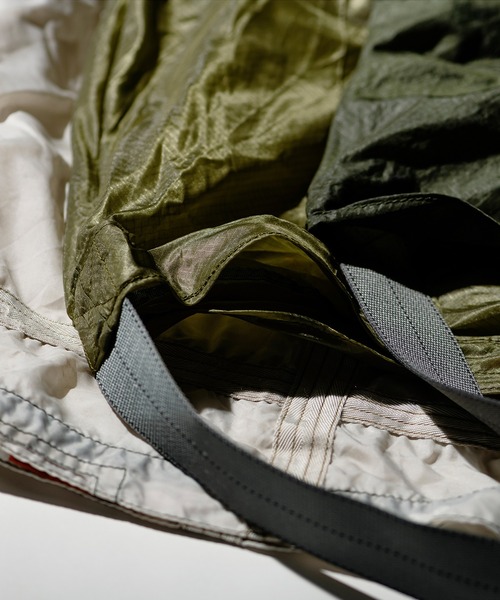 PUEBCO（プエブコ）の「VINTAGE PARACHUTE LIGHT BAG（ショルダーバッグ・メンズ・ホワイト/オレンジ/オリーブ・ONE SIZE）」の10枚目の写真