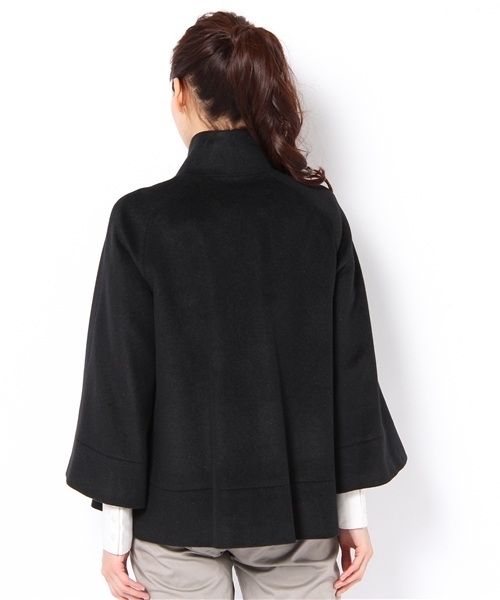 allureville（アルアバイル）の「アンゴラビーバーケープ（ポンチョ・レディース・ブラック/ベージュ・FREE）」の5枚目の写真