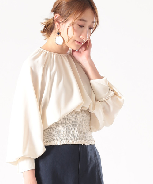 TIARA ベージュ 長袖 シャツ シャーリング袖