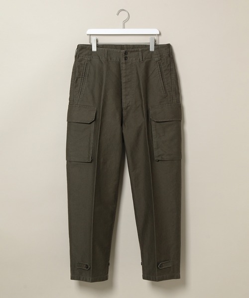 ADAM ET ROPE'(アダムエロペ)の「高密度モールスキン カーゴパンツ(その他パンツ・メンズ・ベージュ/カーキ・M/L)」の2枚目の写真