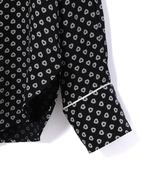 ADAM ET ROPE'（アダムエロペ）の「【セットアップ対応】ハートプリントシャツ（シャツ/ブラウス・レディース・ブラック・FREE）」の4枚目の写真