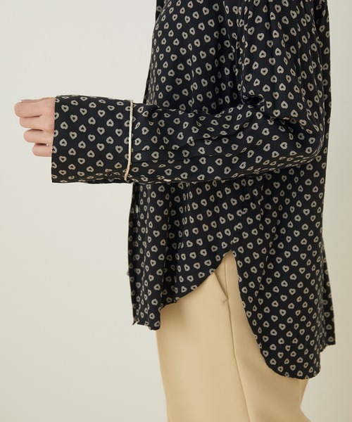 ADAM ET ROPE'（アダムエロペ）の「【セットアップ対応】ハートプリントシャツ（シャツ/ブラウス・レディース・ブラック・FREE）」の5枚目の写真