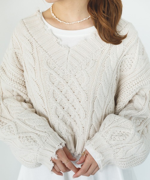 SLURR（スラ―）の「ダメージケーブルショート丈ニット（ニット/セーター・レディース・ライトブルー/オフホワイト/ラベンダー・FREE）」の2枚目の写真