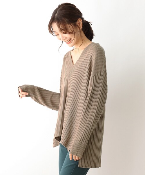 SHOO・LA・RUE（シューラルー）の「◆ゆるリブVネックニット（ニット/セーター・レディース・アイボリー/ライトパープル/グレー系その他/サンドベージュ・00）」の6枚目の写真
