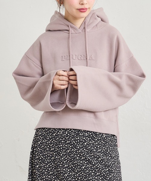 natural couture（ナチュラルクチュール）の「あおいさんコラボエンボスロゴフレア袖パーカー（パーカー・レディース・ブラウン/ピンクベージュ/スミクロ/ライトベージュ・FREE）」の4枚目の写真