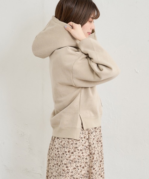 natural couture（ナチュラルクチュール）の「あおいさんコラボエンボスロゴフレア袖パーカー（パーカー・レディース・ブラウン/ピンクベージュ/スミクロ/ライトベージュ・FREE）」の3枚目の写真