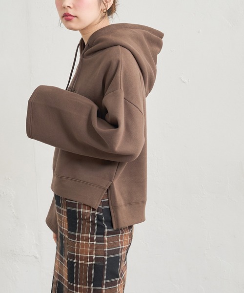 natural couture（ナチュラルクチュール）の「あおいさんコラボエンボスロゴフレア袖パーカー（パーカー・レディース・ブラウン/ピンクベージュ/スミクロ/ライトベージュ・FREE）」の19枚目の写真