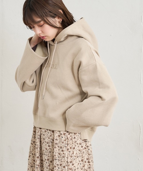 natural couture（ナチュラルクチュール）の「あおいさんコラボエンボスロゴフレア袖パーカー（パーカー・レディース・ブラウン/ピンクベージュ/スミクロ/ライトベージュ・FREE）」の17枚目の写真