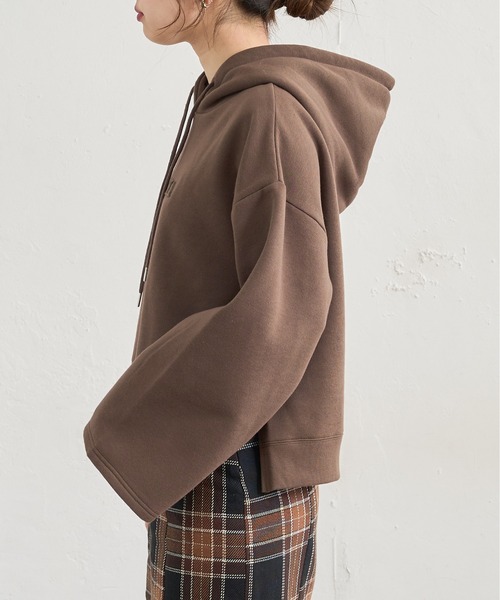 natural couture（ナチュラルクチュール）の「あおいさんコラボエンボスロゴフレア袖パーカー（パーカー・レディース・ブラウン/ピンクベージュ/スミクロ/ライトベージュ・FREE）」の6枚目の写真