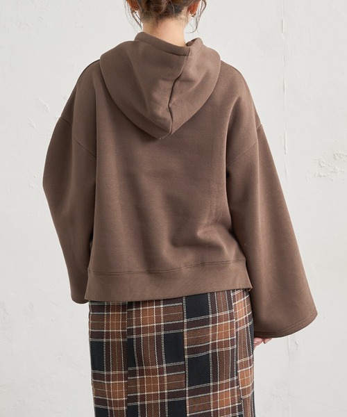 natural couture（ナチュラルクチュール）の「あおいさんコラボエンボスロゴフレア袖パーカー（パーカー・レディース・ブラウン/ピンクベージュ/スミクロ/ライトベージュ・FREE）」の18枚目の写真