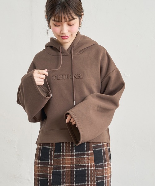 natural couture（ナチュラルクチュール）の「あおいさんコラボエンボスロゴフレア袖パーカー（パーカー・レディース・ブラウン/ピンクベージュ/スミクロ/ライトベージュ・FREE）」の7枚目の写真