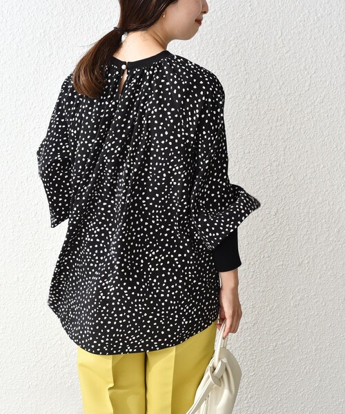 SHIPS（シップス）の「*〈洗濯機可能〉ジョーゼットリブドット/ソリッドブラウス◆（シャツ/ブラウス・レディース・チャコールグレー/ライトグレー/ブラック/ライトグリーン/ブラック系/ダークグリーン・ONE SIZE）」の11枚目の写真