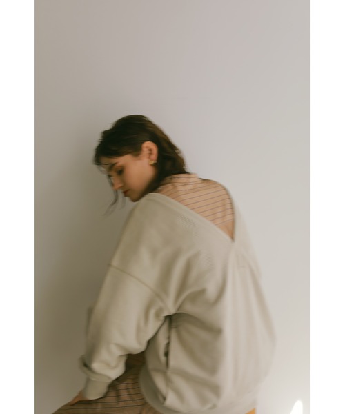 LA PEAU DE GEM（ラポドゥジェム）の「【LA PEAU DE GEM】plunging 2way roomy sweat（スウェット・レディース・ベージュ/グレー/アイボリー・FREE）」の3枚目の写真