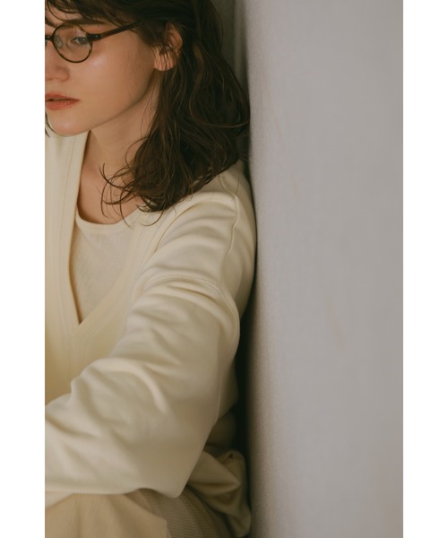 LA PEAU DE GEM（ラポドゥジェム）の「【LA PEAU DE GEM】plunging 2way roomy sweat（スウェット・レディース・ベージュ/グレー/アイボリー・FREE）」の4枚目の写真