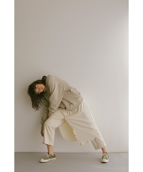 LA PEAU DE GEM（ラポドゥジェム）の「【LA PEAU DE GEM】plunging 2way roomy sweat（スウェット・レディース・ベージュ/グレー/アイボリー・FREE）」の8枚目の写真