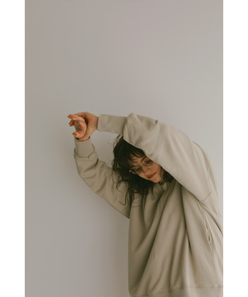 LA PEAU DE GEM（ラポドゥジェム）の「【LA PEAU DE GEM】plunging 2way roomy sweat（スウェット・レディース・ベージュ/グレー/アイボリー・FREE）」の9枚目の写真