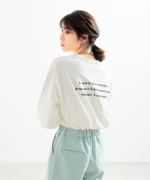 abahouse mavie（アバハウスマヴィ）の「バックロゴロンＴ（Tシャツ/カットソー・レディース・ホワイト/グレイッシュベージュ・フリー）」の6枚目の写真