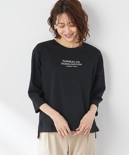 Petit Honfleur(プチオンフルール)の「オーガニックコットンロゴプリントTシャツ(Tシャツ/カットソー・レディース・アイボリー/ベージュ/ブラック・M/L)」の2枚目の写真