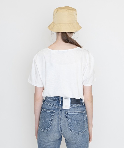 Levi's(リーバイス)の「LEVI'S(R) MADE&CRAFTED(R) OPEN NECK Tシャツ CLOUD DANCER(Tシャツ/カットソー・レディース・マルチ・S/M/XS)」の3枚目の写真
