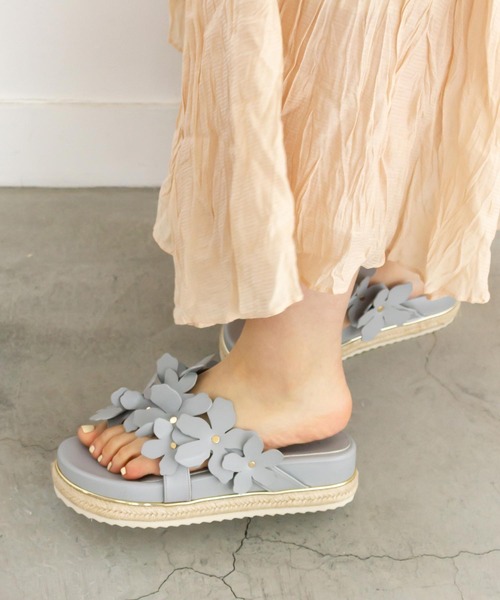 RANDA(ランダ)の「ストレスフリー/フラワーパーツスポーツサンダル(サンダル・レディース・ブルー/アイボリー・LL/S/M/L)」の2枚目の写真