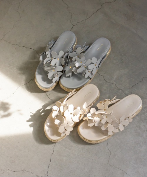 RANDA(ランダ)の「ストレスフリー/フラワーパーツスポーツサンダル(サンダル・レディース・ブルー/アイボリー・LL/S/M/L)」の3枚目の写真