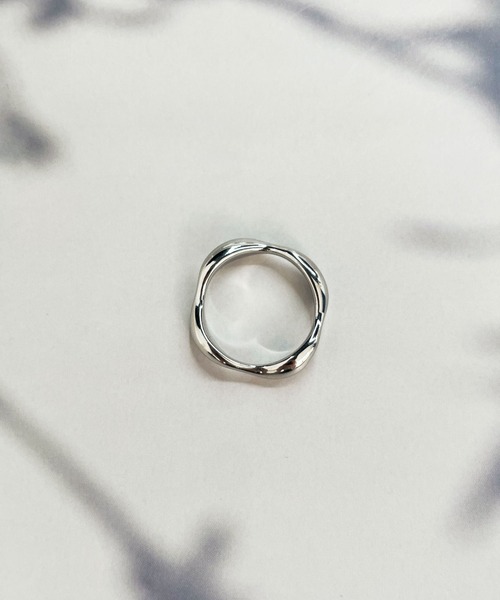 CEMONEMO（セモネモ）の「【金属アレルギー対応】 アシメ ウェーブ リング / サージカルステンレス 316L（リング・レディース・ゴールド/シルバー・FREE）」の5枚目の写真