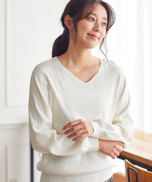 Honeys（ハニーズ）の「抗菌Ｖネックニット（ニット/セーター・レディース・モカ/ブラック/アイボリー/グリーン/イエロー×グリーン/ブルー/ネイビー/レッド・L/LL/S/M）」の2枚目の写真