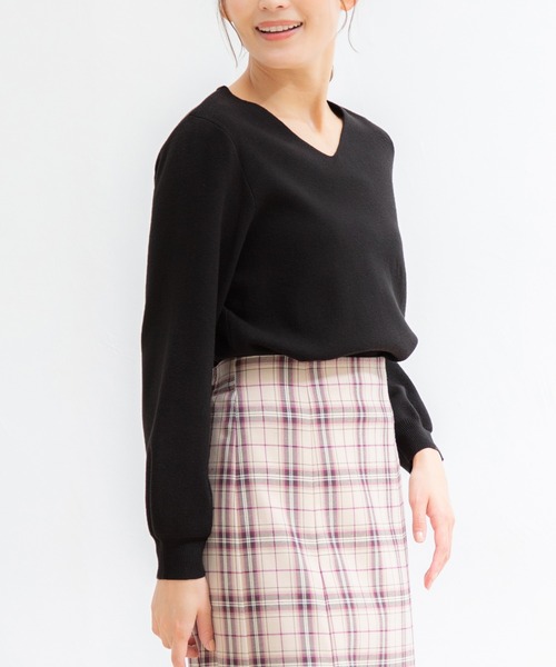 Honeys（ハニーズ）の「抗菌Ｖネックニット（ニット/セーター・レディース・モカ/ブラック/アイボリー/グリーン/イエロー×グリーン/ブルー/ネイビー/レッド・L/LL/S/M）」の3枚目の写真