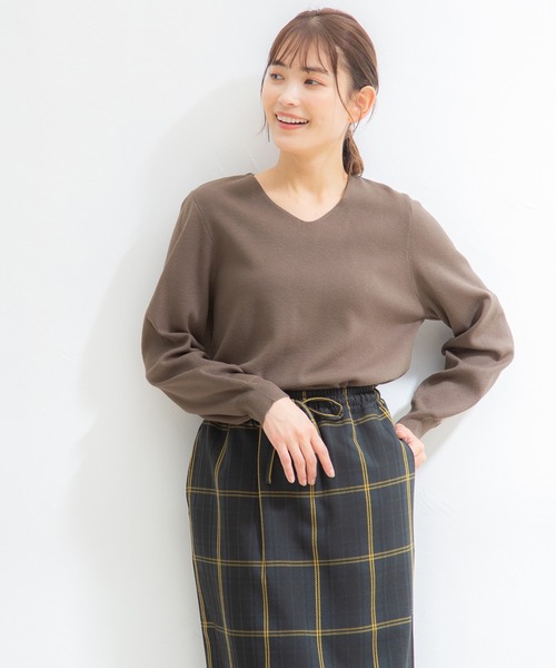 Honeys（ハニーズ）の「抗菌Ｖネックニット（ニット/セーター・レディース・モカ/ブラック/アイボリー/グリーン/イエロー×グリーン/ブルー/ネイビー/レッド・L/LL/S/M）」の4枚目の写真