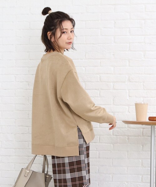 SHOO・LA・RUE（シューラルー）の「◆サイドにスリット入りで抜け感あり！スエード調トップス（Tシャツ/カットソー・レディース・ブルー/ブラック/アイボリー/ピンク系/ベージュ・00）」の4枚目の写真