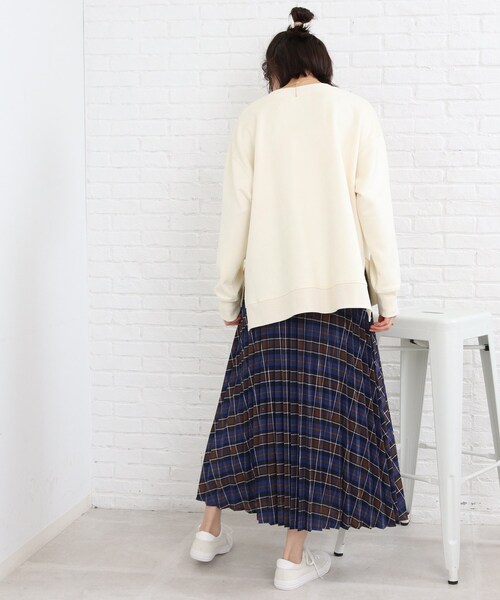 SHOO・LA・RUE（シューラルー）の「◆サイドにスリット入りで抜け感あり！スエード調トップス（Tシャツ/カットソー・レディース・ブルー/ブラック/アイボリー/ピンク系/ベージュ・00）」の22枚目の写真