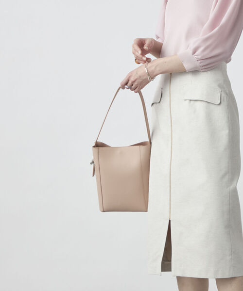 NOLLEY’S Sophi（ノーリーズソフィ）の「メタルマンテルワンハンドルバッグS（トートバッグ・レディース・ホワイト/グレー/サックスブルー/ピンクベージュ・FREE）」の4枚目の写真