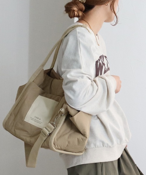 reca（レカ）の「ウェーブキルトワイド2wayトート（トートバッグ・レディース・ブラック/カーキ/ベージュ・ONE SIZE）」の4枚目の写真