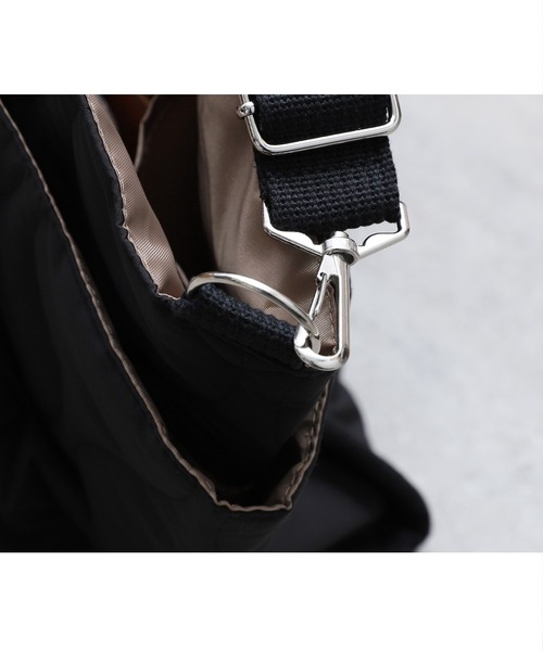 reca（レカ）の「ウェーブキルトワイド2wayトート（トートバッグ・レディース・ブラック/カーキ/ベージュ・ONE SIZE）」の18枚目の写真